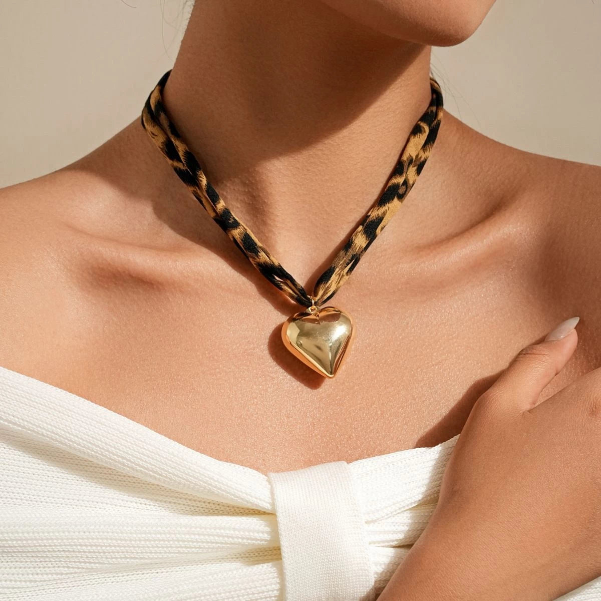 ▪︎ Gargantilla Leopardo con Corazón Wild Chic